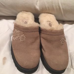 Uggs beige clogs